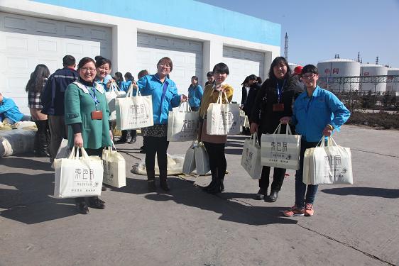 公司工会为女职工发放节日礼物