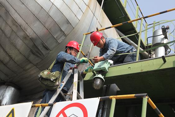 检建车间员工李峰、张幼行在当真检测电路