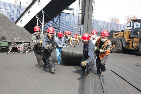 检建、原煤车间合力更换皮带