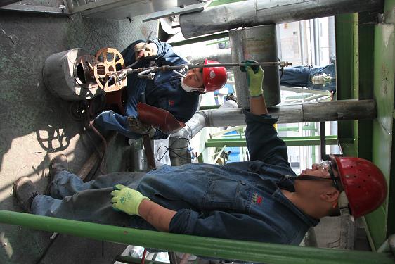 检建车间人员黄杰、赵思明在给仪表配引压管