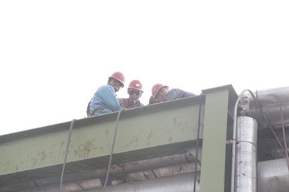 检建车间李世举、李静、郭一雄顶着骄阳在加氢管架上拆流量计