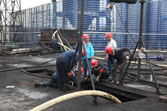 哪里有施工，哪里就有安全。安全环保部副部长李传成、安全员任吉龙在现场查抄。