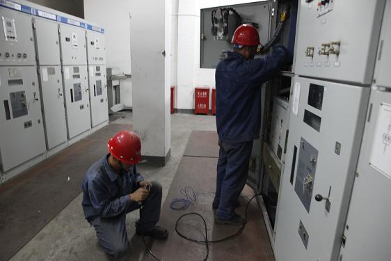 检建电气王西平、田创在给电路配线